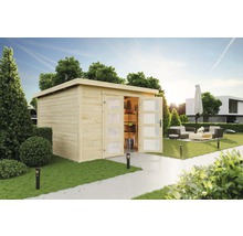Gartenszene mit Gerätehaus aus Holz, geöffneten Glastüren und Gartengeräten