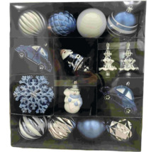 Sortiment an Weihnachtskugeln und Anhängern in einer Verpackung