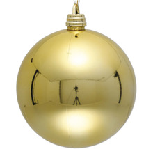Goldene Weihnachtskugel zum Aufhängen