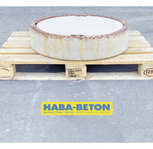 Runde Betonschachtabdeckung auf einer Palette