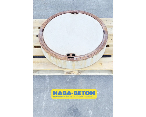 Runder Betonschachtdeckel auf einer Holzpalette
