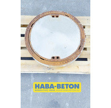 Runde Schachtabdeckung aus Beton auf einer Palette