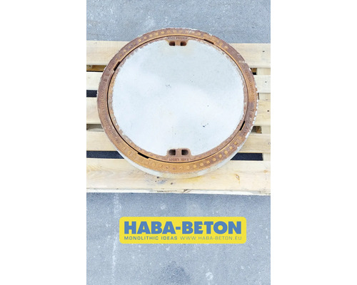 Runde Schachtabdeckung aus Beton auf einer Palette