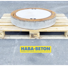Betonschachtabdeckung auf Holzpalette