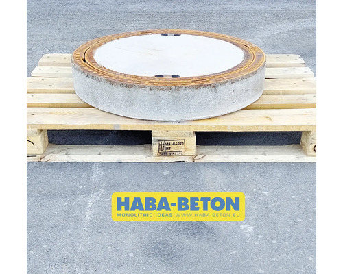 Betonschachtabdeckung auf Holzpalette