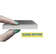 Dämmplatte aus Beton in der Hand