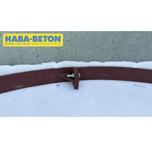 Metall Rasenkante mit Schraube auf Schnee