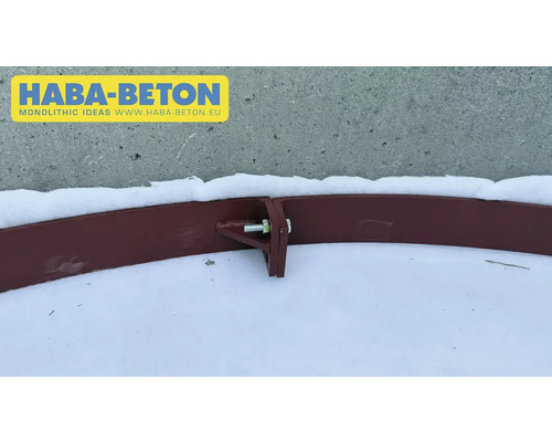 Detail einer flexiblen Beeteinfassung aus Metall mit Verbindungselementen