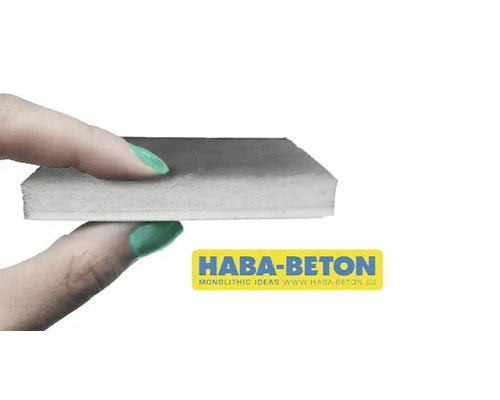 Eine Person hält eine Betonplatte der Marke Haba-Beton.
