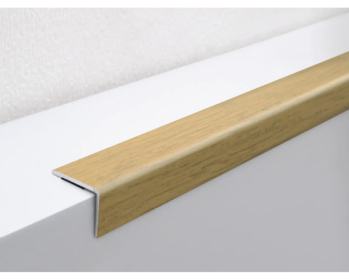 Treppenkantenprofil aus Holz auf einer Treppenstufe