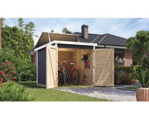 Holzgartenhaus mit Fahrrädern und Gartengeräten im Innenraum