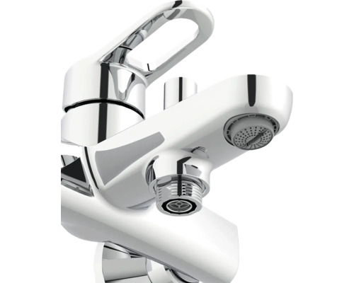 Nahaufnahme einer verchromten Badewannenarmatur