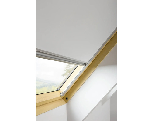 Dachfenster mit Rollladen in einem hellen Raum