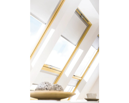 Dachfenster mit Jalousien in einem hellen Dachzimmer