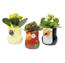 Drei Tier Blumentöpfe mit Blumen