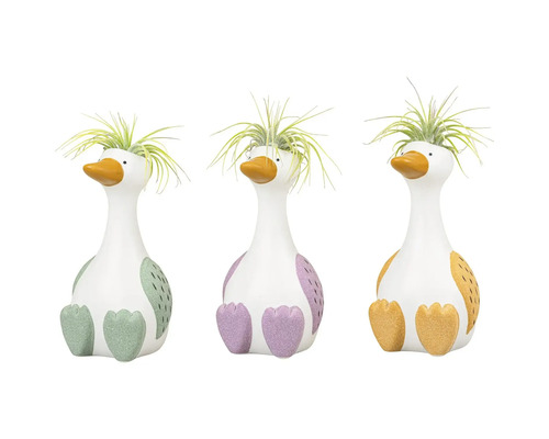 Drei Deko-Enten mit Pflanzen aufgereiht.