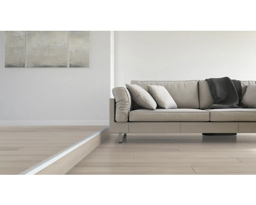 Wohnzimmer mit modernem Sofa, Kissen, Decke und hellem Holzboden