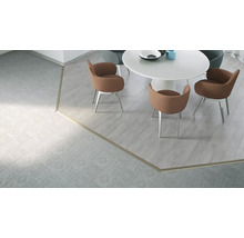 Heller Raum mit Esstisch, Stühlen und Bodenfliesen