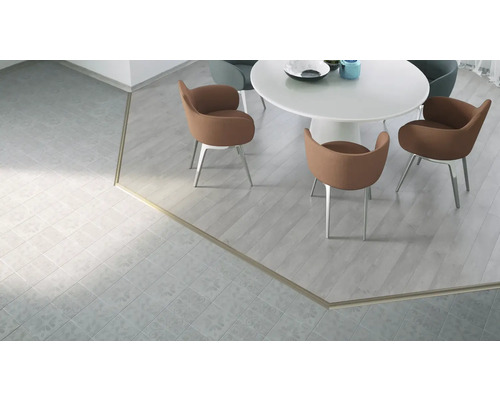 Heller Raum mit Esstisch, Stühlen und Bodenfliesen