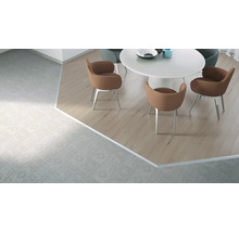 Raumansicht mit Fliesenboden und Holzboden im Essbereich mit Esstisch und Stühlen