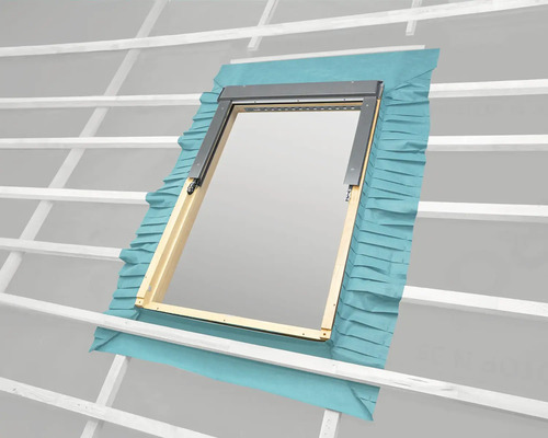 Dachfenster mit Einbaurahmen und Dämmstoffmanschette in einem Dach montiert.