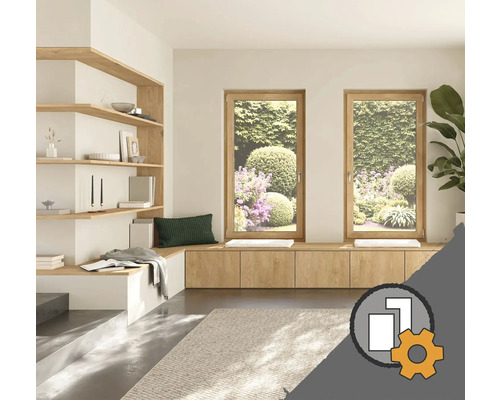 Wohnraum mit zwei Holzfenstern und Blick in den Garten