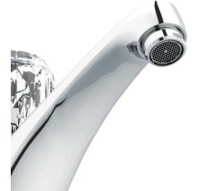 Glänzender Wasserhahn aus Metall mit kristallähnlichem Griff