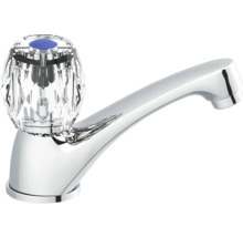 Wasserhahn mit transparentem, facettiertem Griff und verchromtem Auslauf