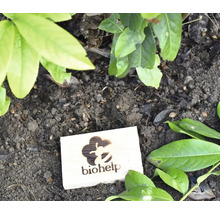 Holzschild Biohelp im Gartenbeet