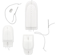 Mehrere Nadeln mit Faden und Wachs auf einer transparenten Oberfläche