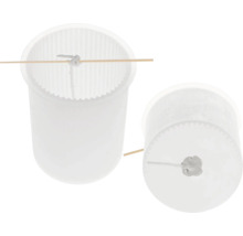 Zwei weiße Kerzen im DIY-Stil mit Holzstab