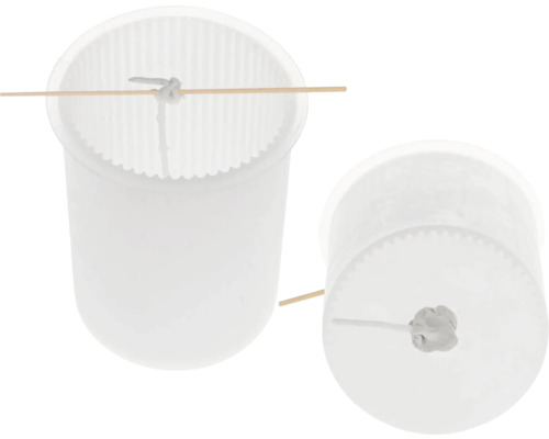 Zwei weiße Kerzen im DIY-Stil mit Holzstab