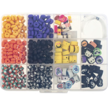 Sortiment verschiedener Bastelperlen in einer transparenten Box