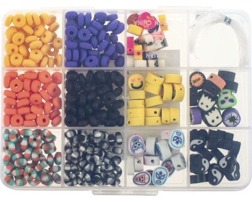 Sortiment verschiedener Bastelperlen in einer transparenten Box