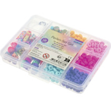 Perlen-Set Girl mit verschiedenen Formen und Farben in einer Sortierbox