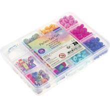 Perlen-Set für Mädchen in einer transparenten Kunststoffbox mit mehreren Fächern