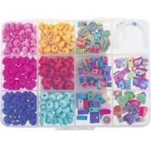 Sortiment verschiedener Bastelperlen in einer transparenten Box