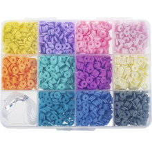 Sortiment mit flachen, runden Tonperlen in verschiedenen Farben und elastischer Schnur zur Schmuckherstellung