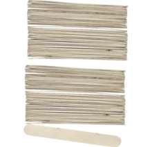 Mehrere Holzspatel liegen übereinander.