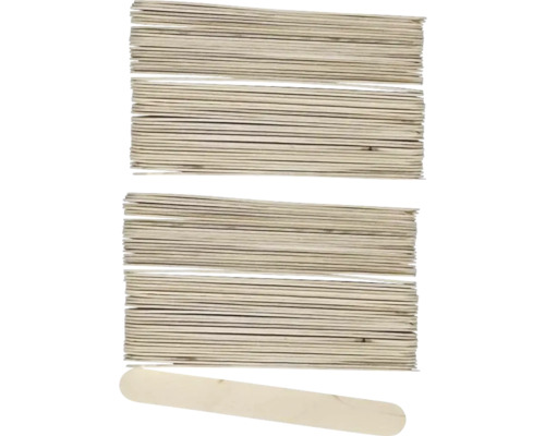 Mehrere Holzspatel liegen übereinander.