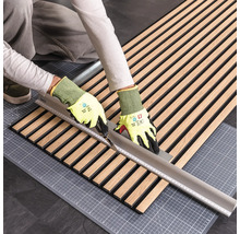 Zuschneiden einer Akustikplatte mit einem Cuttermesser und einem Lineal