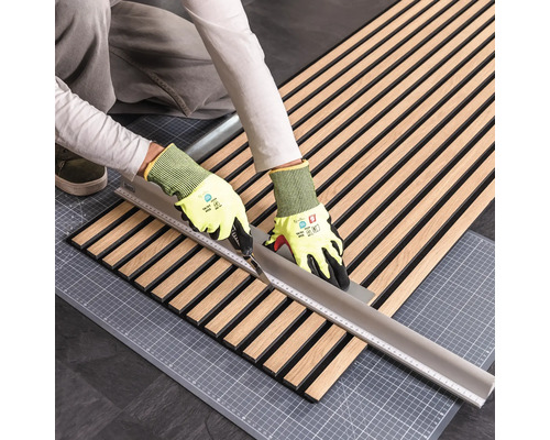 Zuschneiden einer Akustikplatte mit einem Cuttermesser und einem Lineal