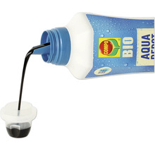Compo Bio Aqua Depot Flüssigdünger wird in einen Messbecher gegossen