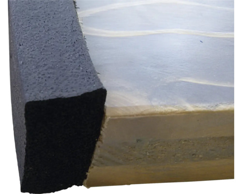 Detailaufnahme einer Dämmplatte mit Holz und Schaumstoff
