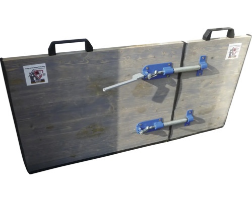 Transportabler Wildschutzzaun mit zwei Holzelementen und Verschlussriegeln