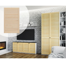 Holztür mit Lamellenstruktur in einem Wohnzimmer
