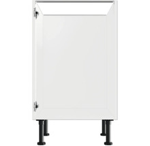 Küchenunterschrank mit geöffneter Tür und schwarzen Füßen