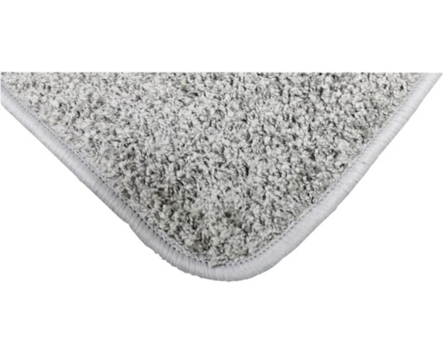 Detailansicht eines grauen Teppichs mit Bordüre