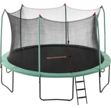 Trampolin mit Sicherheitsnetz und Leiter