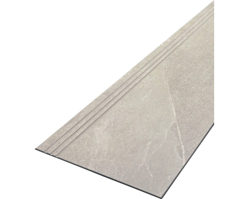 Detail einer Treppenfliese mit geriffelter Kante.